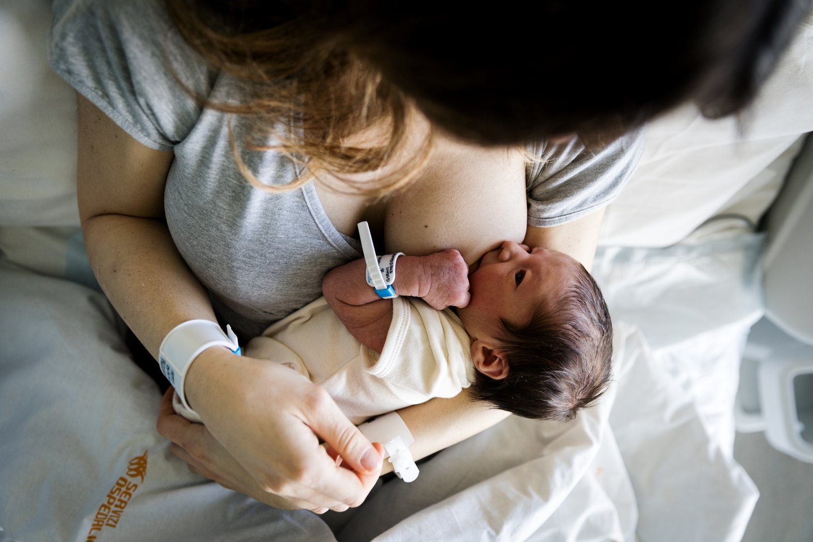 servizio fotografico primi respiri - mamma e bimbo a letto