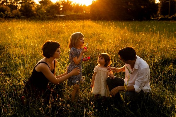 servizio fotografico family al tramonto - campo di papaveri