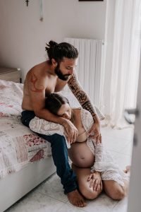 fotografa di famiglia - servizio fotografico maternity a casa - milano