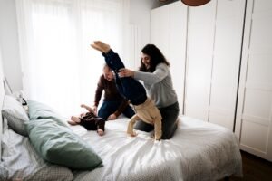 perche-un-servizio-fotografico-a-domicilio-giochi-sul-letto