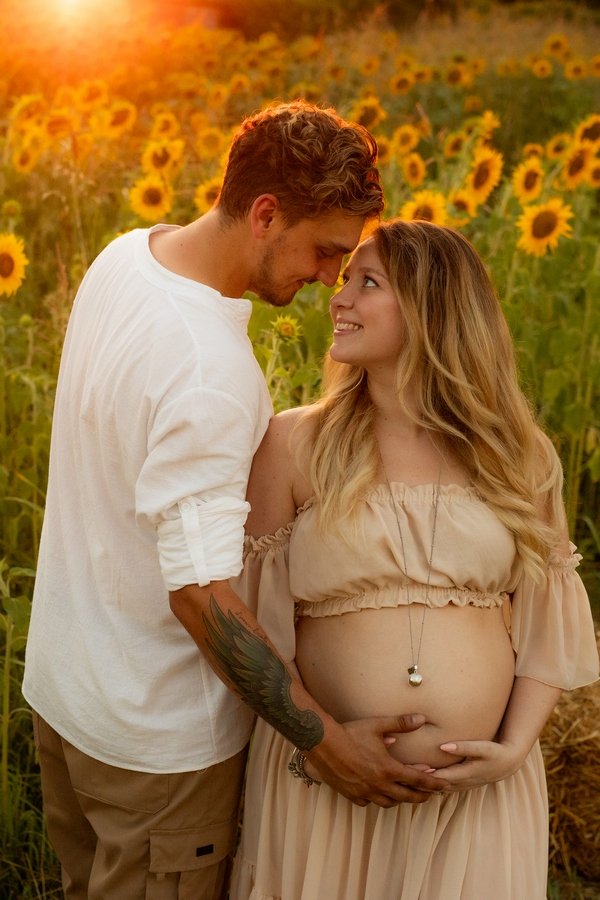 servizio-fotografico-matenrità-al-tramonto_campo-di-girasoli