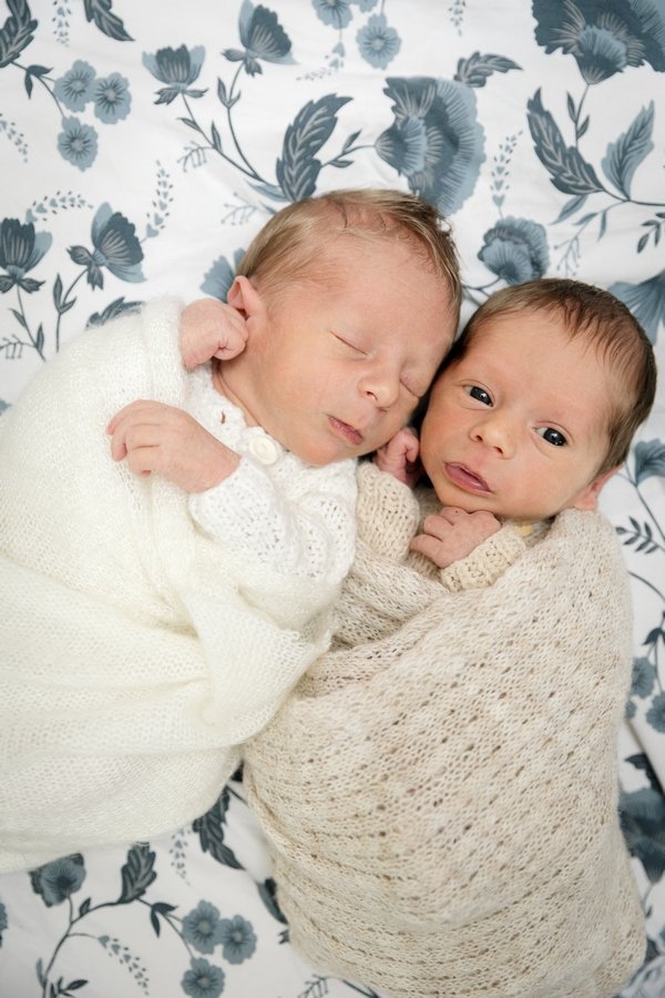 servizio-fotografico-newborn-a-casa_gemellini-in-fascia