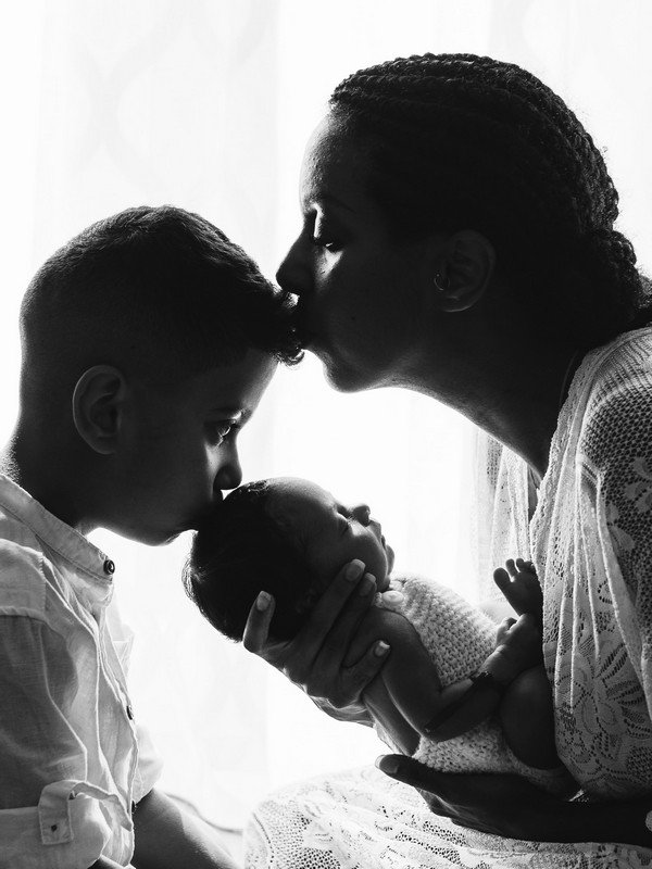 servizio-fotografico-newborn-a-domicilio_bacio-bimbi-bianco-e-nero